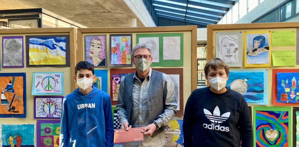 Schätzspiel Gewinnübergabe Glücklicher Gewinner des Schätzspiels, M. Spielthenner