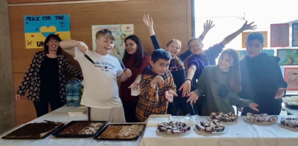 Kuchenbuffet Kinder der 2b bei ihrem tollen Kuchenbuffet