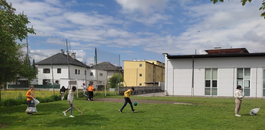 schulergruppe_mit_ball